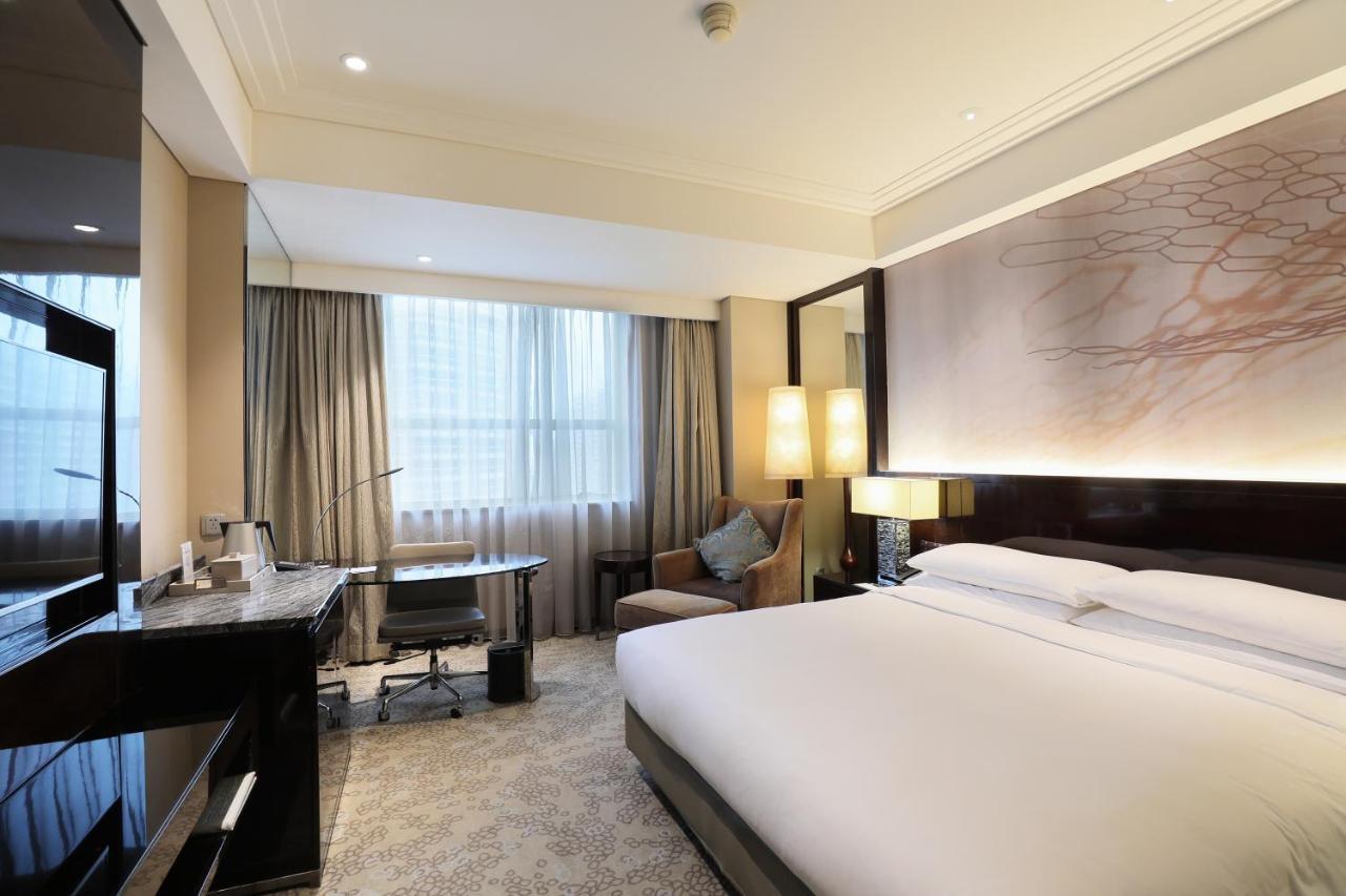 Renaissance Shanghai Pudong Hotel Exterior foto