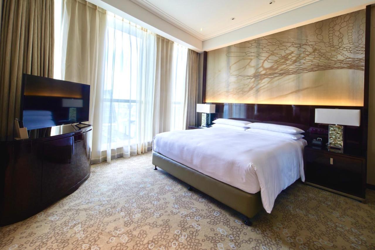 Renaissance Shanghai Pudong Hotel Exterior foto