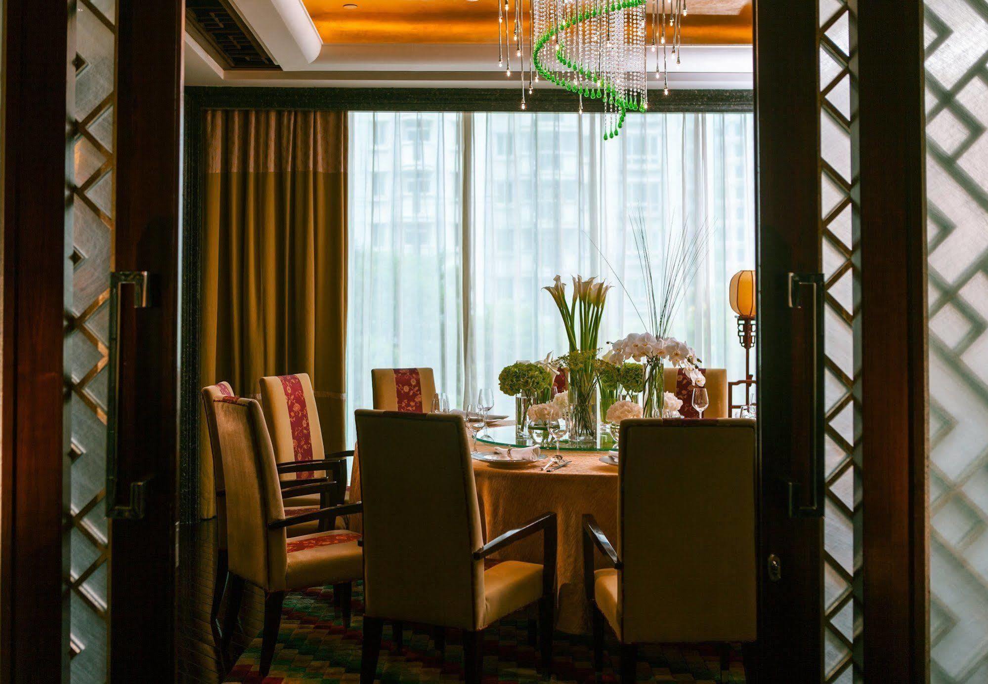 Renaissance Shanghai Pudong Hotel Exterior foto